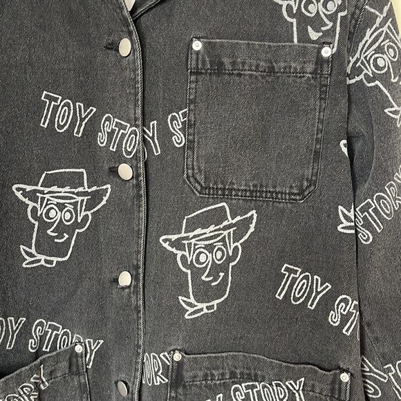 BNWT H&M Toy Story black denim jacket in size XS, fits oversized - Picture 3 of 5